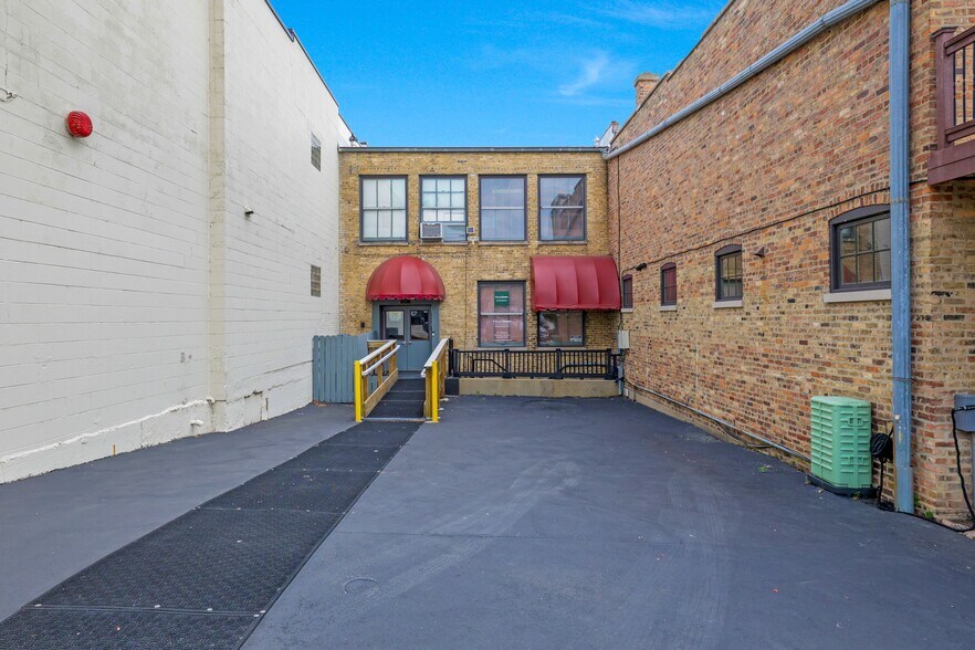 More Photos Of 119 W Main St, West Dundee Office For Sale