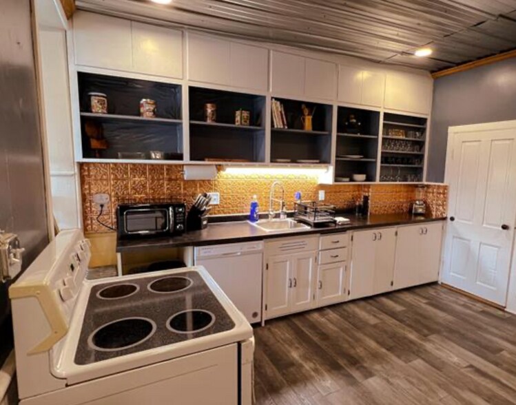 More Photos Of 243 High St, Mineral Point Flex For Sale