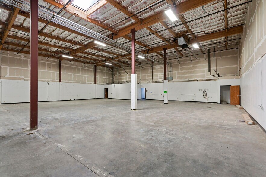 More Photos Of 802-808 Packer Way, Sparks Warehouse For Lease
