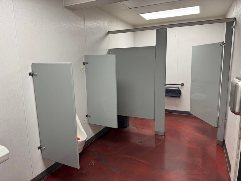 More Photos Of 16850 Stoddard Wells Rd, Victorville Service Station For Sale