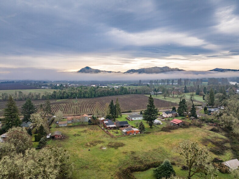 More Photos Of 909 Curry Rd, Roseburg Specialty For Sale