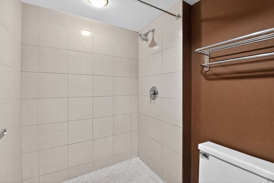 More Photos Of 1550 E Dundee Rd, Palatine Hotel For Sale
