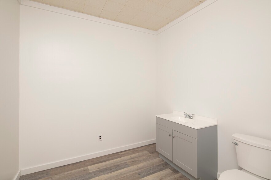 More Photos Of 308 W Lexington Ave, Winchester Office For Sale