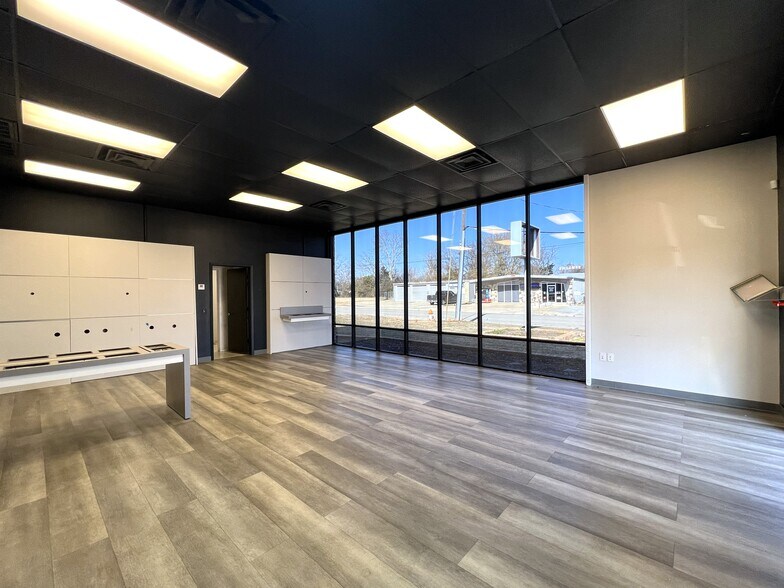 More Photos Of 220 Linda Dr, Sulphur Springs Office For Sale