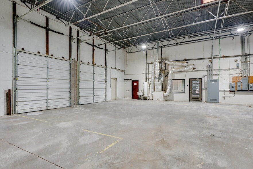 More Photos Of 1241-1243 Majesty Dr, Dallas Warehouse For Lease