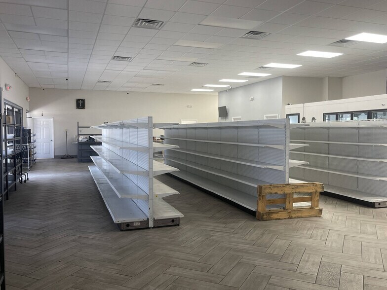 More Photos Of 5050 Sunbeam Rd, Jacksonville General Retail For Lease