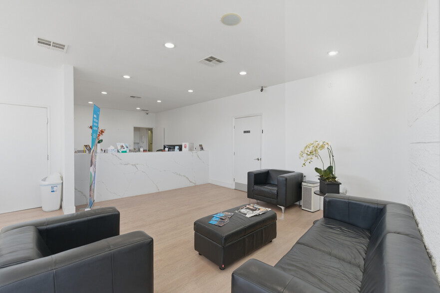 More Photos Of 19701 Ventura Blvd, Woodland Hills General Retail For Sale