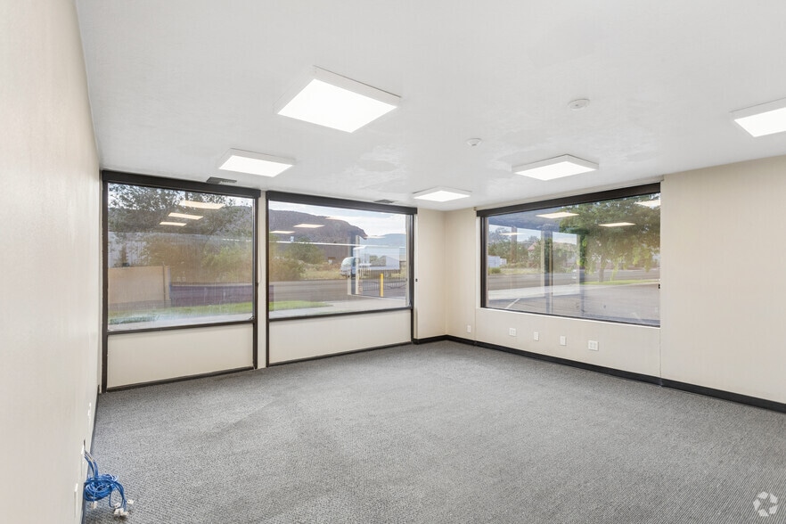 More Photos Of 477 N 100 W, Cedar City Warehouse For Lease