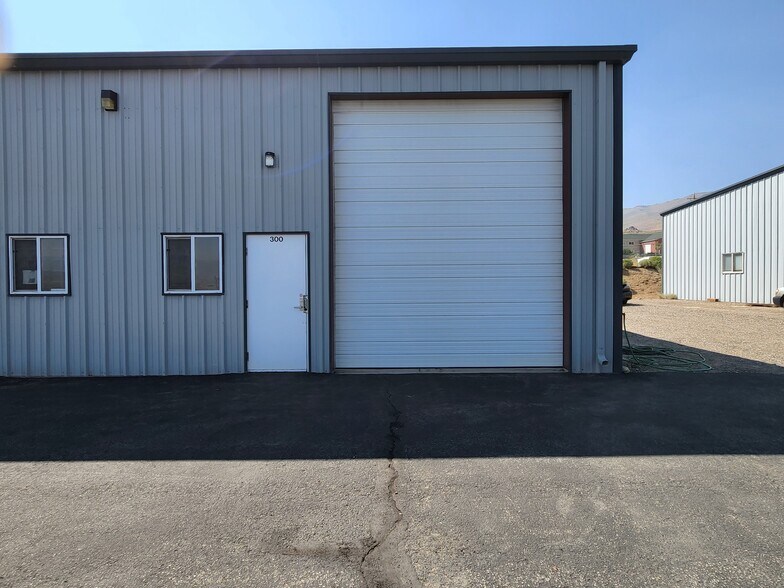 More Photos Of 21 Cygnet Dr, Mound House Distribution For Lease