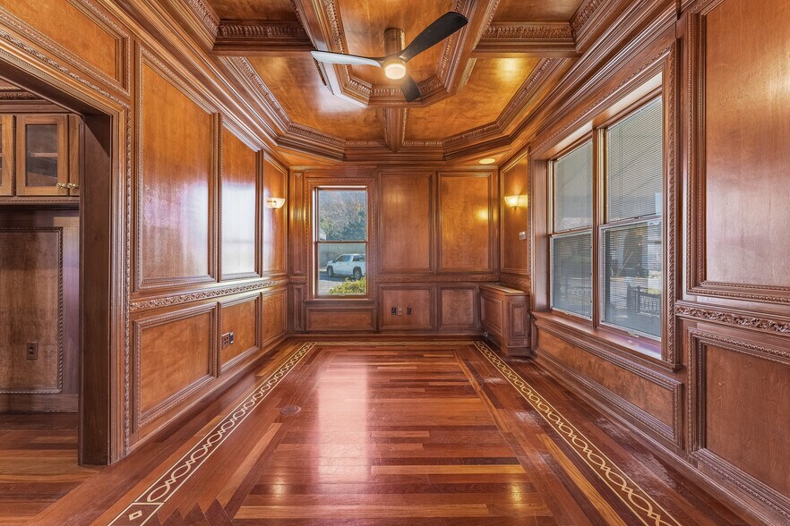 More Photos Of 324 N College Ave, Fayetteville Office For Sale