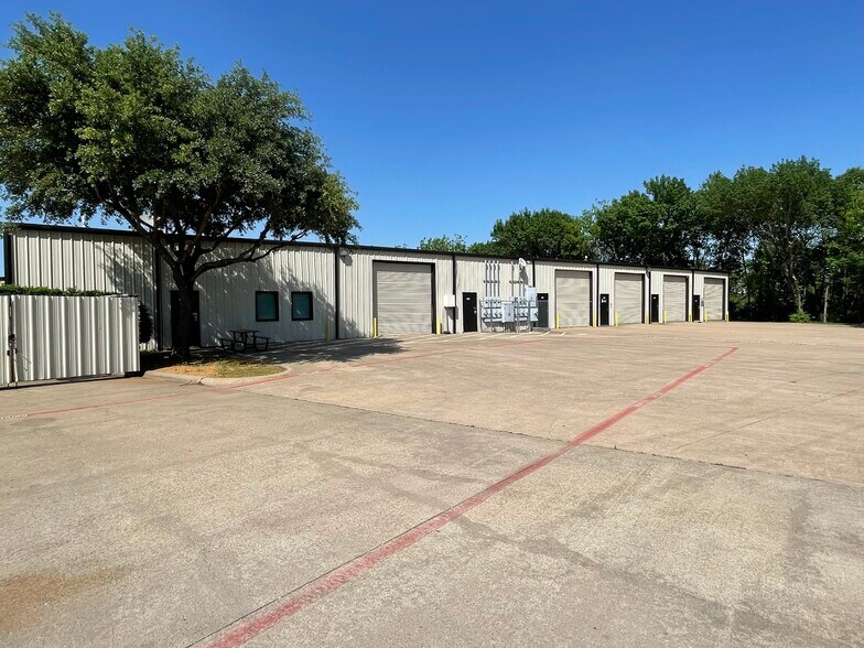 More Photos Of 194 Industrial Blvd, McKinney Showroom For Lease