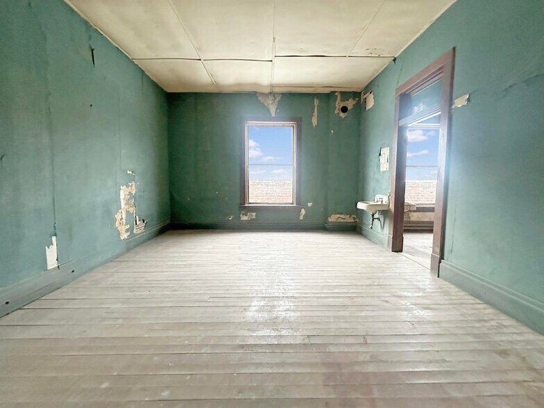 More Photos Of 200 S 3rd St, Leesville Hospitality For Sale