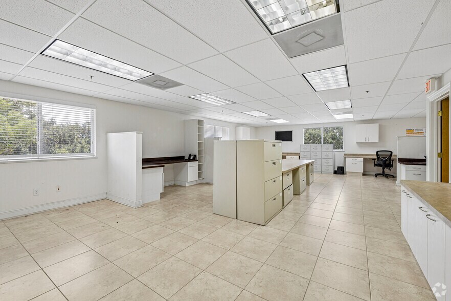 More Photos Of 740 NW Enterprise Dr, Port Saint Lucie Manufacturing For Lease