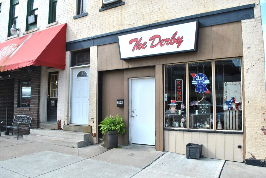 More Photos Of 209 W Main St, Circleville Storefront For Sale