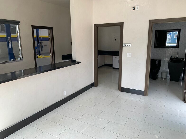 More Photos Of 11481 Ventura Blvd, Studio City Auto Repair For Lease