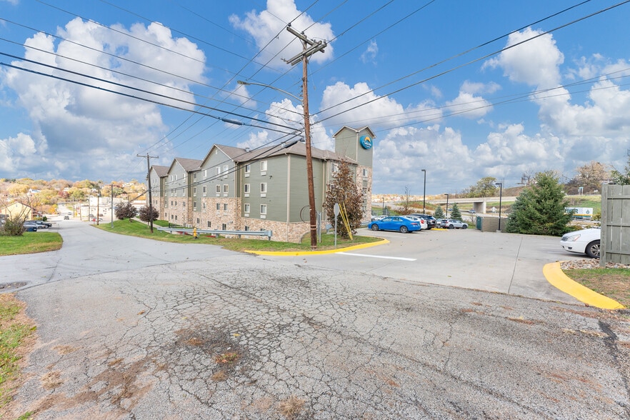 More Photos Of 975 Sheffield St, Washington Hotel For Sale