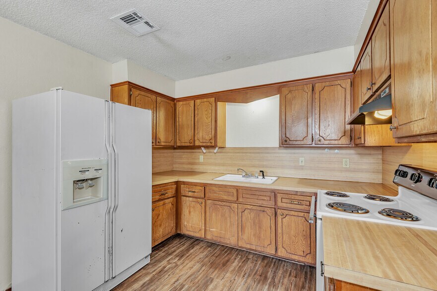 More Photos Of 210 NW North St, Minco Apartments For Sale