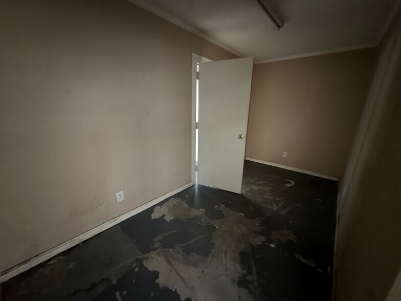 More Photos Of 1913 US 41 Hwy SW, Calhoun Flex For Lease