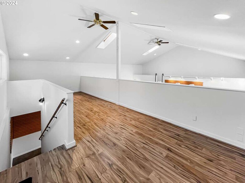 More Photos Of 599 S Highway 197, Maupin Office Residential For Lease