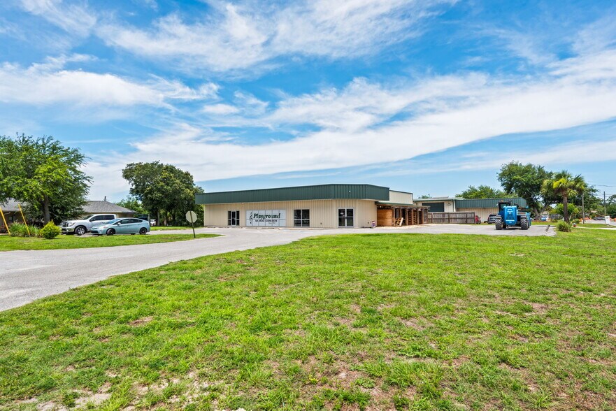 More Photos Of 2401 Ruth Hentz Ave, Panama City Flex For Lease