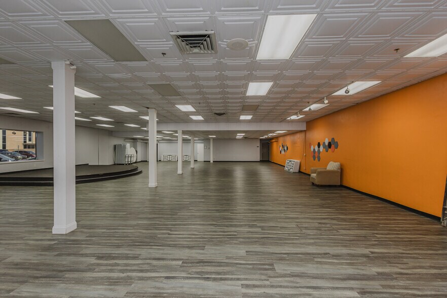 More Photos Of 724 N Main St, Newton Storefront For Sale