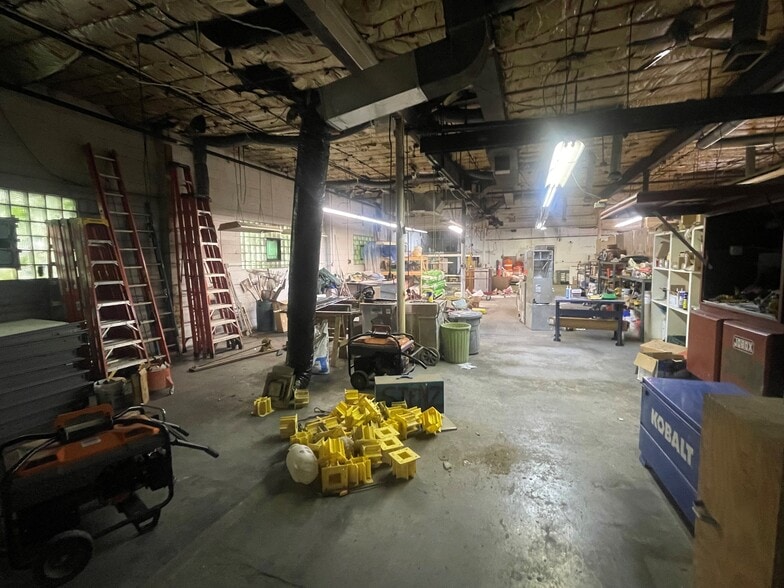 More Photos Of 912 E 21st St, Indianapolis Warehouse For Lease