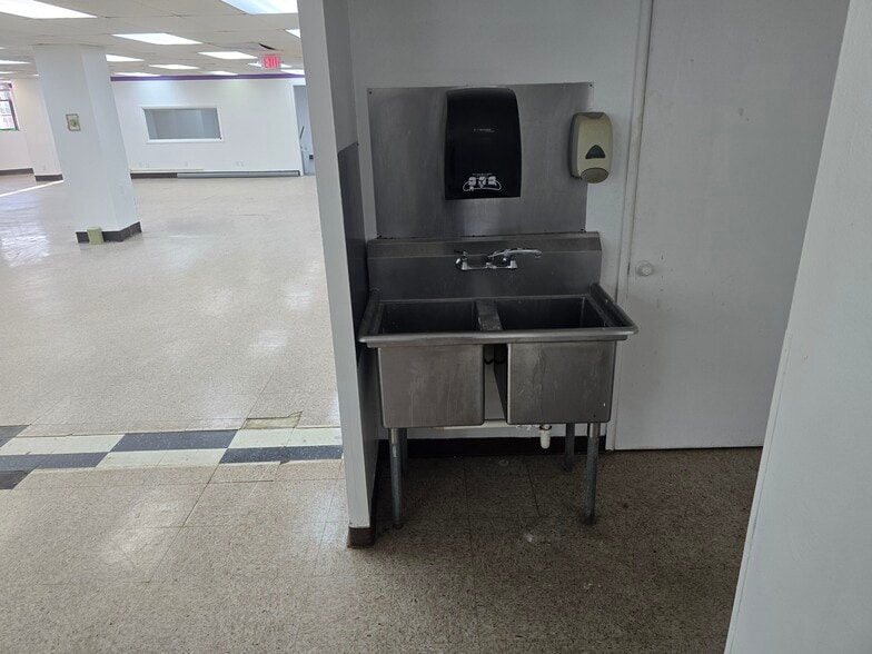 More Photos Of 91-195 Concord Plz, Saint Louis General Retail For Lease