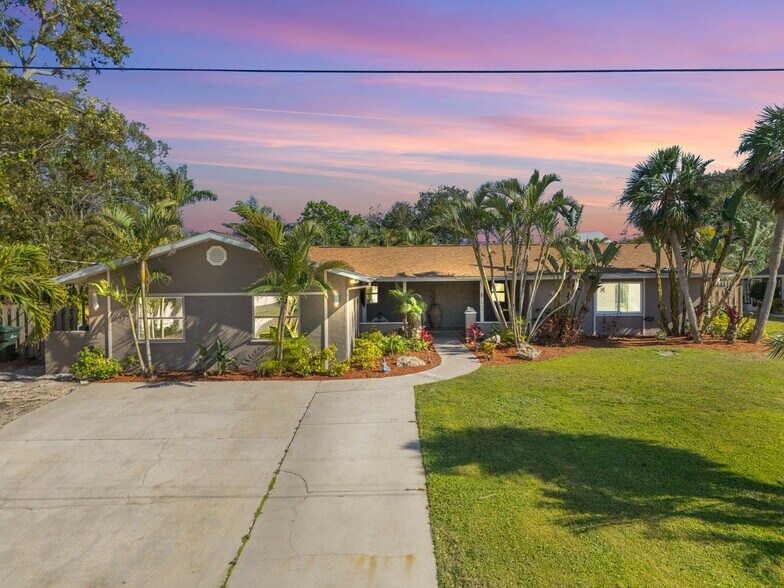 Primary Photo Of 1884 Southpointe Dr, Sarasota Apartments For Sale
