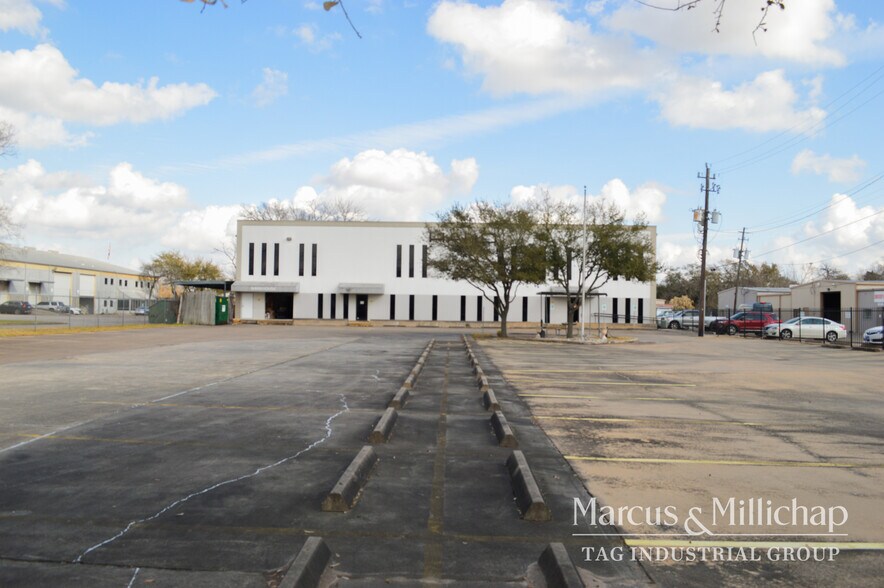 More Photos Of 4130 Dayco St, Houston Warehouse For Sale