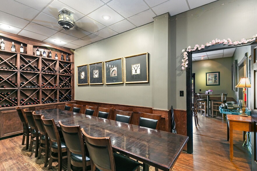 More Photos Of 112 S Maple St, Sycamore Restaurant For Sale