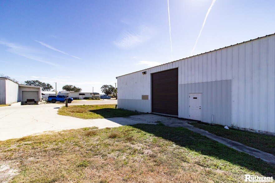 More Photos Of 1042 Hoover Rd, Winter Haven Warehouse For Lease