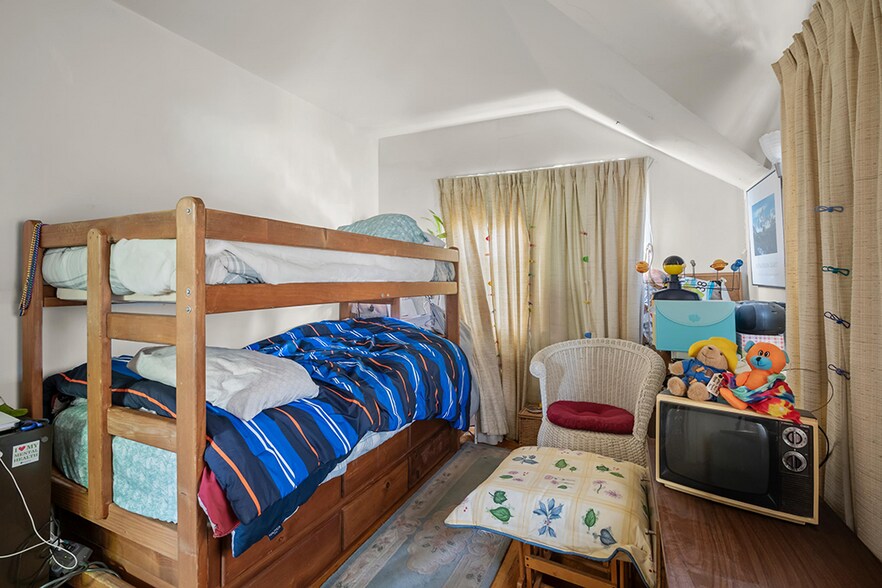 More Photos Of 322 Athol Ave, Oakland Multifamily For Sale