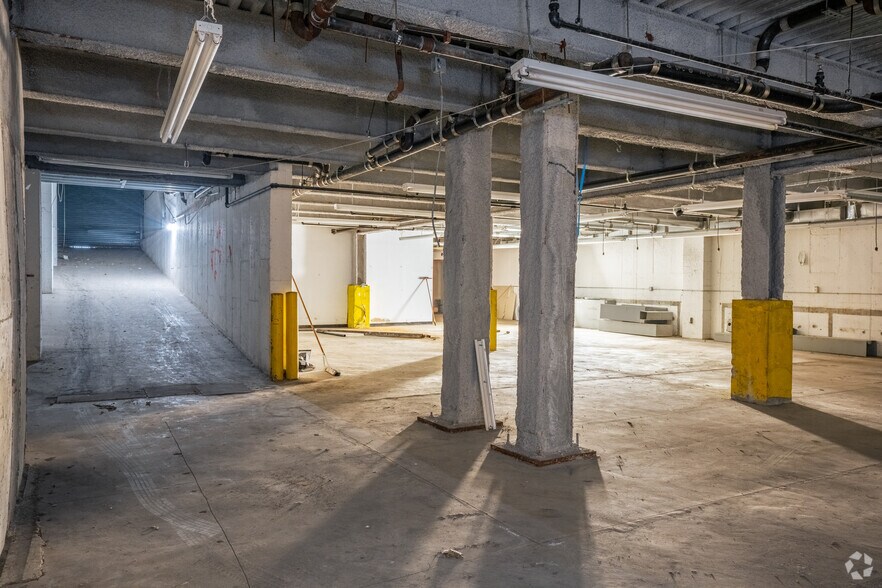 More Photos Of 37-31 10th St, Long Island City Light Distribution For Sale