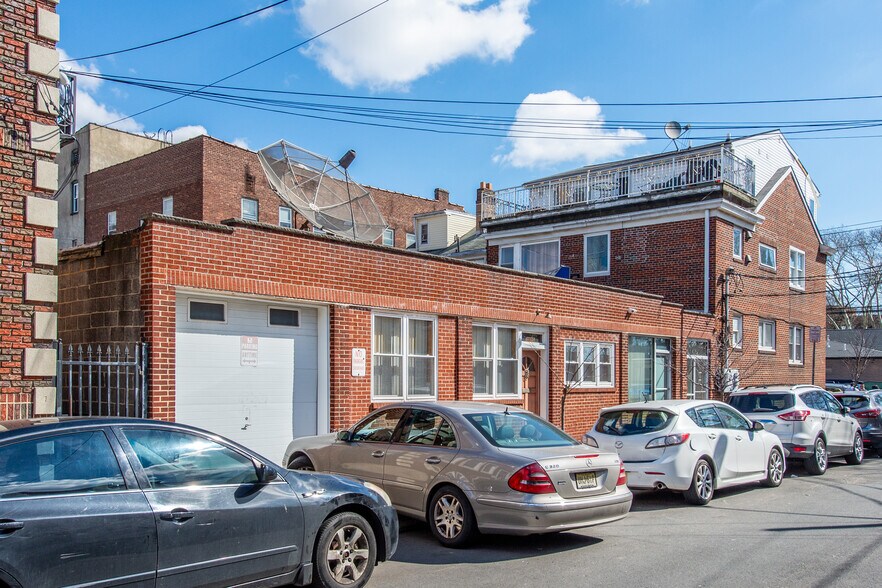 More Photos Of 237 Adams St, Newark Office For Sale