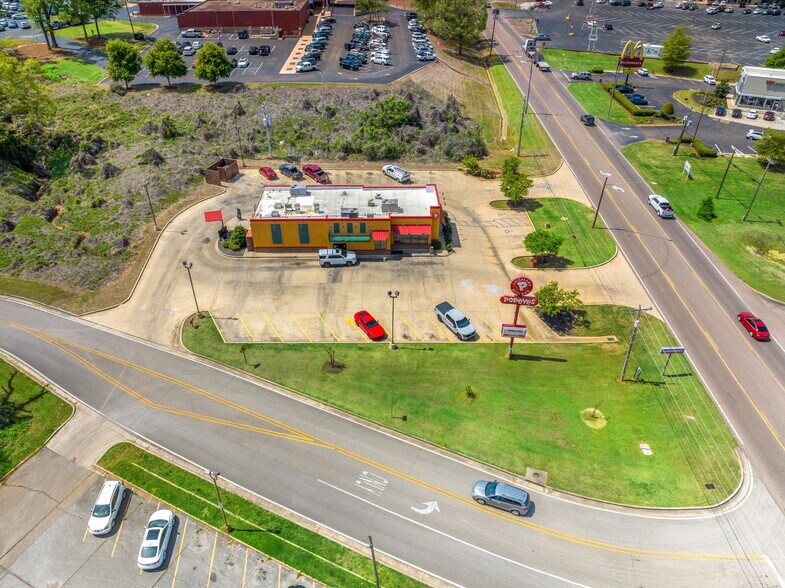 More Photos Of 110 State Highway 30 W, New Albany Restaurant For Sale