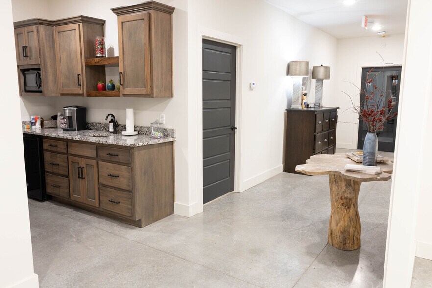 More Photos Of 5830 Highway 231 S, Castalian Springs Showroom For Sale