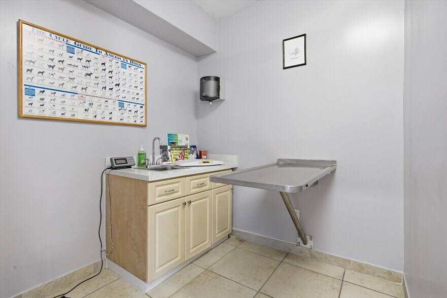 More Photos Of 3240 NW 7th St, Miami Office For Sale
