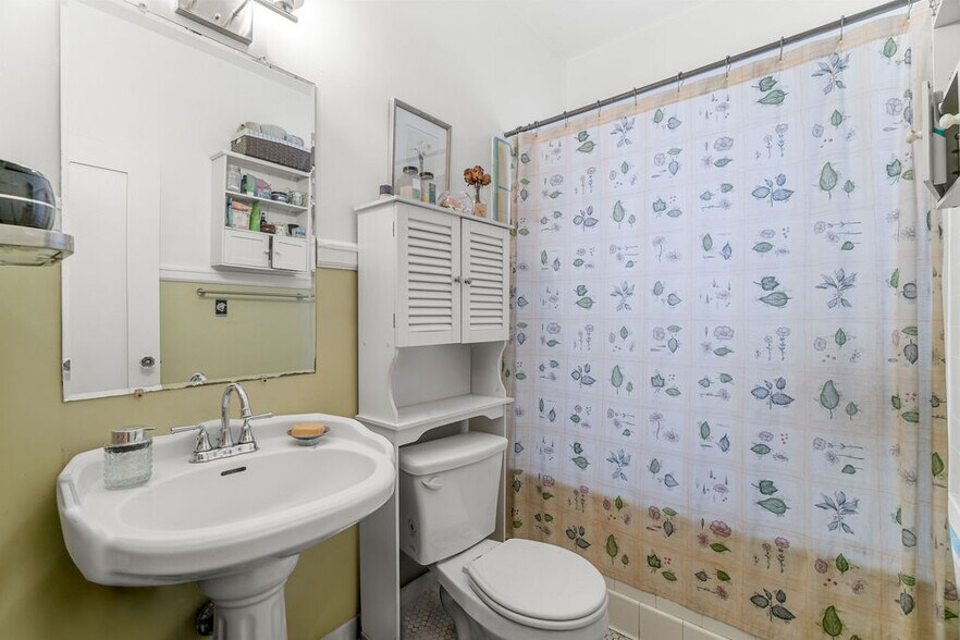 More Photos Of 5424 Franklin Ave, Los Angeles Apartments For Sale