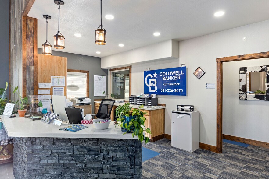 More Photos Of 873 NE 7th St, Grants Pass Medical For Lease