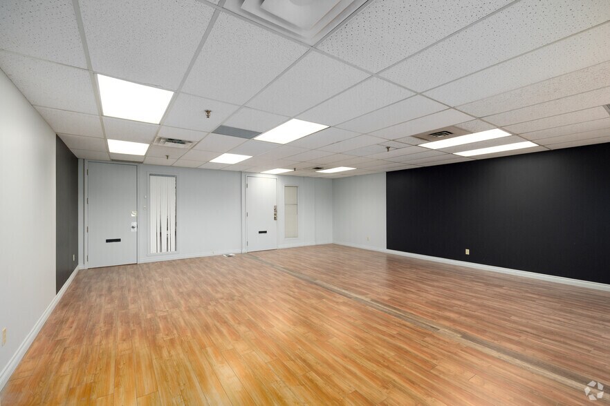 More Photos Of 90 Rue Morgan, Baie-d'Urfé General Retail For Lease