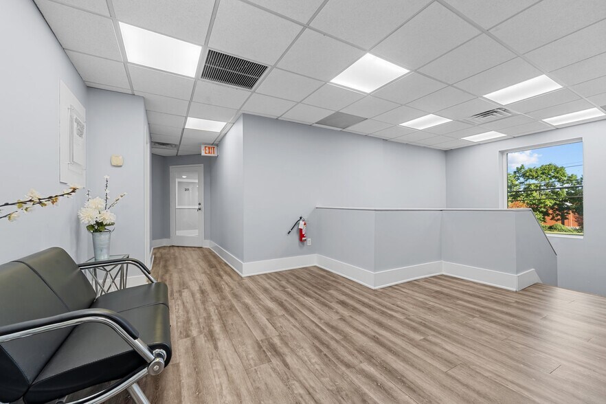 More Photos Of 308 W Main St, Smithtown Loft Creative Space For Lease