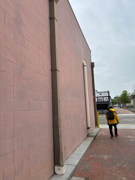 More Photos Of 201 N Pacific St, Conroe Freestanding For Lease