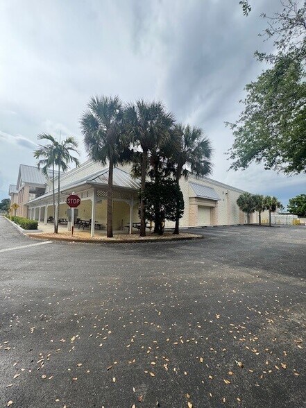 More Photos Of 2325 SW Martin Hwy, Palm City Supermarket For Lease