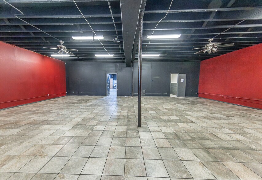 More Photos Of 2621 34th St, Lubbock Freestanding For Sale