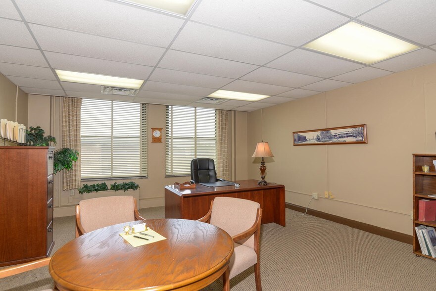 More Photos Of 931 Meridian St, Anderson Office For Sale