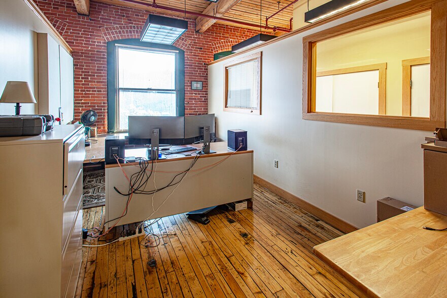 More Photos Of 320 Riverside Dr, Florence Office For Sale