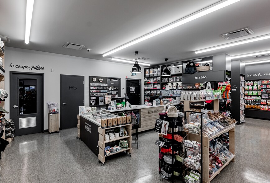 More Photos Of 670 Rue Principale, Ste-Agathe-des-Monts General Retail For Sale