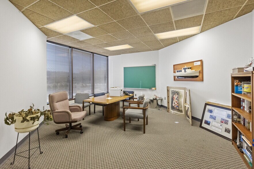 More Photos Of 1989-1999 E Stone Dr, Kingsport Office For Lease