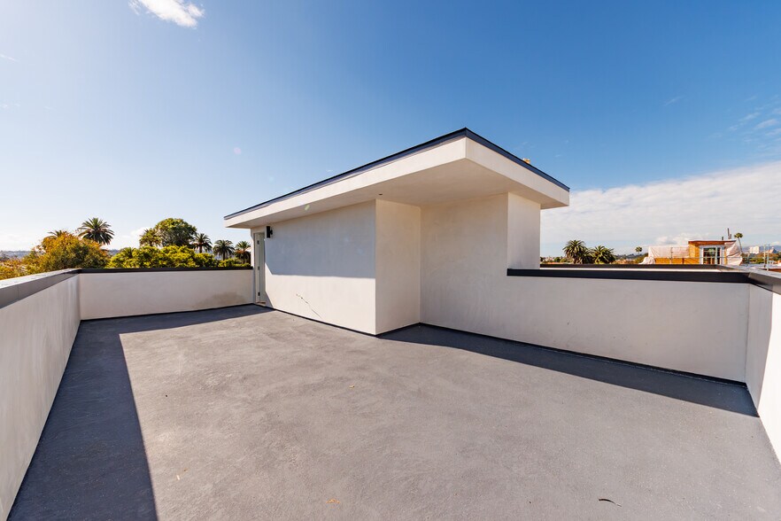 More Photos Of 5209 W 20th St, Los Angeles Multifamily For Sale