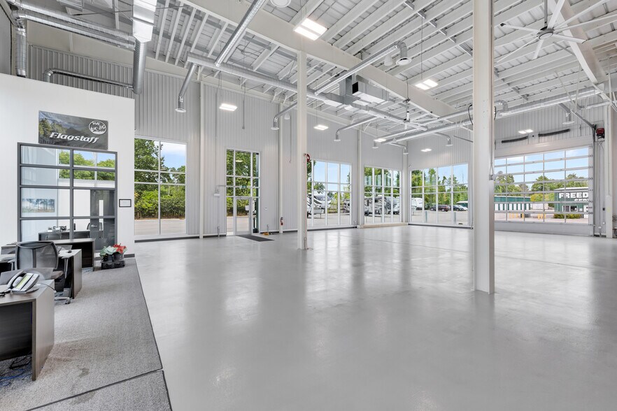 More Photos Of 663 Stewart Blvd, Brockville Showroom For Sale